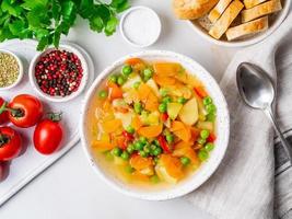 zuppa di verdure, piatto vegetariano primaverile luminoso. foto