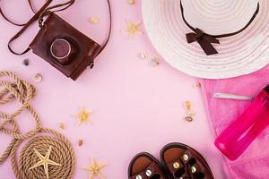 concetto di vacanza. accessori colorati per le vacanze femminili. piatto estivo. vista dall'alto foto