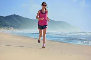 donna che corre sulla spiaggia