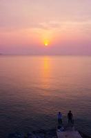 popoli dell'isola e splendida vista sul mare. tramonto sull'isola, concetto di sfondo romantico. foto