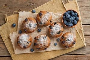 muffin ai mirtilli, vista dall'alto. cupcakes con frutti di bosco sul vecchio tovagliolo di lino foto