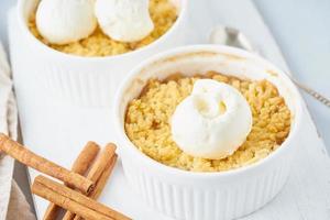 crumble di mele con streusel su un tavolo grigio chiaro, primo piano. colazione mattutina. foto