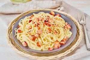 pasta alla carbonara. spaghetti con pancetta, uovo, parmigiano e salsa di panna foto
