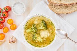 zuppa di broccoli, piatto vegetariano dietetico sano di verdure primaverili, vista dall'alto, primo piano, vista dall'alto foto