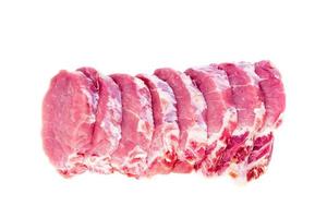 Fette di carne di maiale lombo su sfondo bianco, vista dall'alto foto