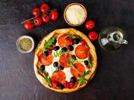 pizza italiana calda fatta in casa margherita con mozzarella e pomodori foto