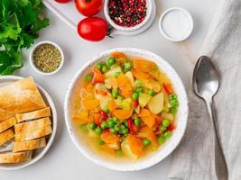 zuppa di verdure, piatto vegetariano primaverile luminoso. foto