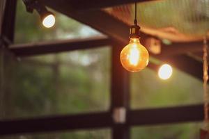 le lampade decorative nella caffetteria danno una sensazione di calore. Idee per decorare la caffetteria foto