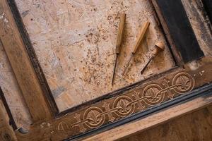 laboratorio di intaglio del legno, immagine ravvicinata di strumenti e legno foto