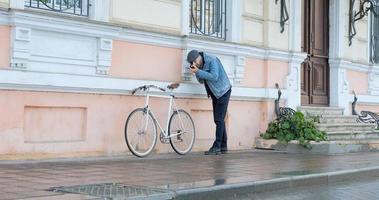 il giovane viaggiatore maschio bello con la cinepresa fa foto di strada