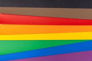nuovo sfondo bandiera arcobaleno lgbt con strisce nere e marroni. gruppo di cartone colorato. bandiera dell'orgoglio gay foto