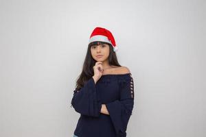 giovane donna con cappello da Babbo Natale. foto