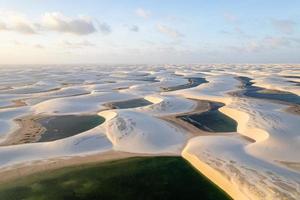 parco nazionale lencois maranhenses. paesaggio di dune e laghi di acqua piovana. barreirinhas, ma, brasile. foto