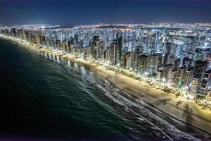 veduta aerea della spiaggia di boa viagem a recife, capitale del pernambuco, brasile di notte. foto