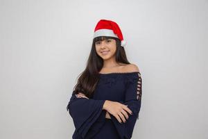 giovane donna con cappello da Babbo Natale. foto