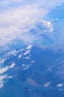 sorvolando la tailandia vista panoramica delle isole spiagge acque turchesi. foto