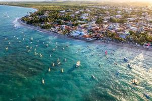 veduta aerea delle spiagge di porto de galinhas, pernambuco, brasile. piscine naturali. fantastico viaggio di vacanza. ottima scena sulla spiaggia. foto