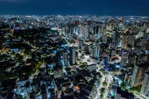 veduta aerea della città di belo horizonte di notte, minas gerais, brasile. foto