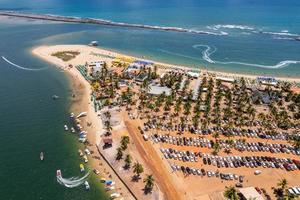 veduta aerea della spiaggia di gunga o praia do gunga, con le sue acque limpide e palme da cocco, maceio, alagoas. regione nord-orientale del brasile. foto