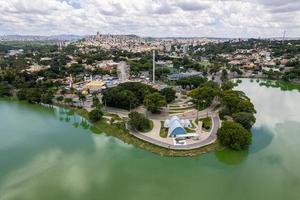 veduta aerea di lagoa da pampulha, igreja sao francisco nella città di belo horizonte, a minas gerais, brasile. foto