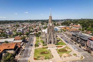 veduta aerea di canela, rio grande do sul, brasile. chiesa matriz de nossa senhora de lourdes. foto