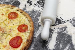 concetto di preparazione delle pizze in pizzeria oa casa. pizza gourmet. pizza tradizionale brasiliana con mozzarella. foto