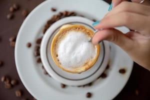 donna che beve tavolino da caffè. donne al caffè. foto