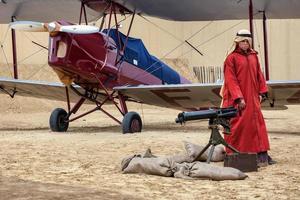 Goodwood, West Sussex, Regno Unito, 2012. beduino a guardia di aerei della prima guerra mondiale foto