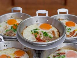 colazione con uova fritte in padella foto