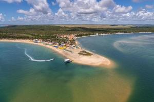 veduta aerea della spiaggia di gunga o praia do gunga, con le sue acque limpide e palme da cocco, maceio, alagoas. regione nord-orientale del brasile. foto