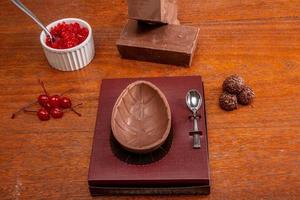 uovo di pasqua gourmet, farcito con cremoso cioccolato e ciliegie rosse. uovo di pasqua brasiliano da mangiare con il cucchiaio, gustoso dessert. foto