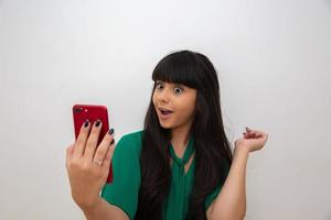 autoritratto di bella, sorprendente, bella, positiva, sexy donna che scatta selfie sulla fotocamera frontale foto