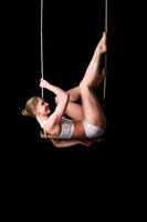 ginnasta giovane donna su un trapezio foto