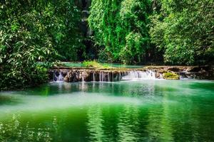 cascata del paesaggio di bok khorani. thanbok khoranee parco nazionale lago, sentiero natura, foresta, foresta di mangrovie, viaggio natura, viaggio thailandia. studio della natura. attrazioni. foto