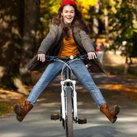 ciclismo urbano - ragazza e bici in città