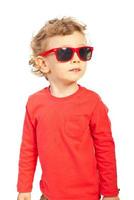 ragazzo moderno con occhiali da sole foto