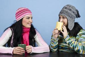 due amiche donne si godono una conversazione foto