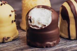 marshmallow ricoperti di cioccolato bianco e fondente foto
