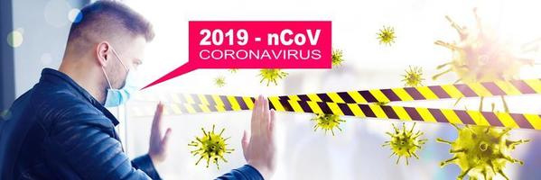 giovane in maschera facciale sterile contro il virus corona. foto