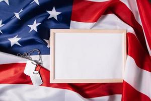 concetto di giorno della memoria. cornice vuota per testo e bandiera americana. piastrine militari. foto
