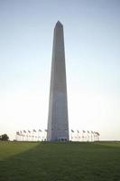 monumento di Washington nel tardo pomeriggio con bandiere che battono alla base