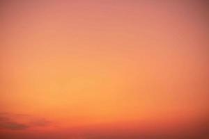 belle nuvole arancioni morbide e luce solare sul cielo blu perfetto per lo sfondo, prendi il mattino, il crepuscolo, lo sfondo del cielo mattutino foto