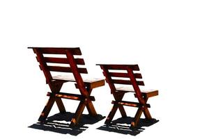 due sedie in legno su fondo bianco. foto