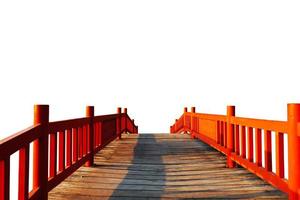 ponte di legno rosso su sfondo bianco. foto