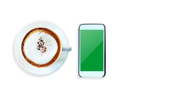 caffè cappuccino vista dall'alto e smart phone su sfondo bianco.
