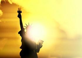 la statua della libertà di new york nel rendering 3d del tramonto foto