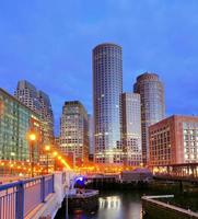 vista del crepuscolo del porto e del paesaggio urbano illuminati di Boston