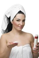 donna con dischetti cosmetici in puro cotone con crema foto