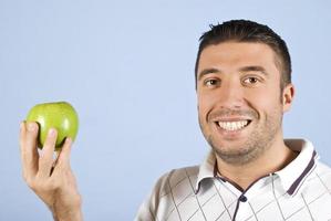uomo con mela verde foto
