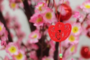 fiori di ciliegio rosa con ornamenti cinesi su uno sfondo di caffè sfocato foto